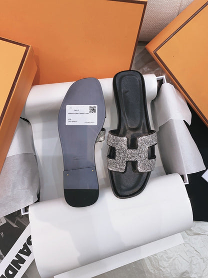 0ran Sandal Caviar Black Leather