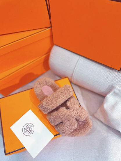 chypre sandal light pink lamb wool
