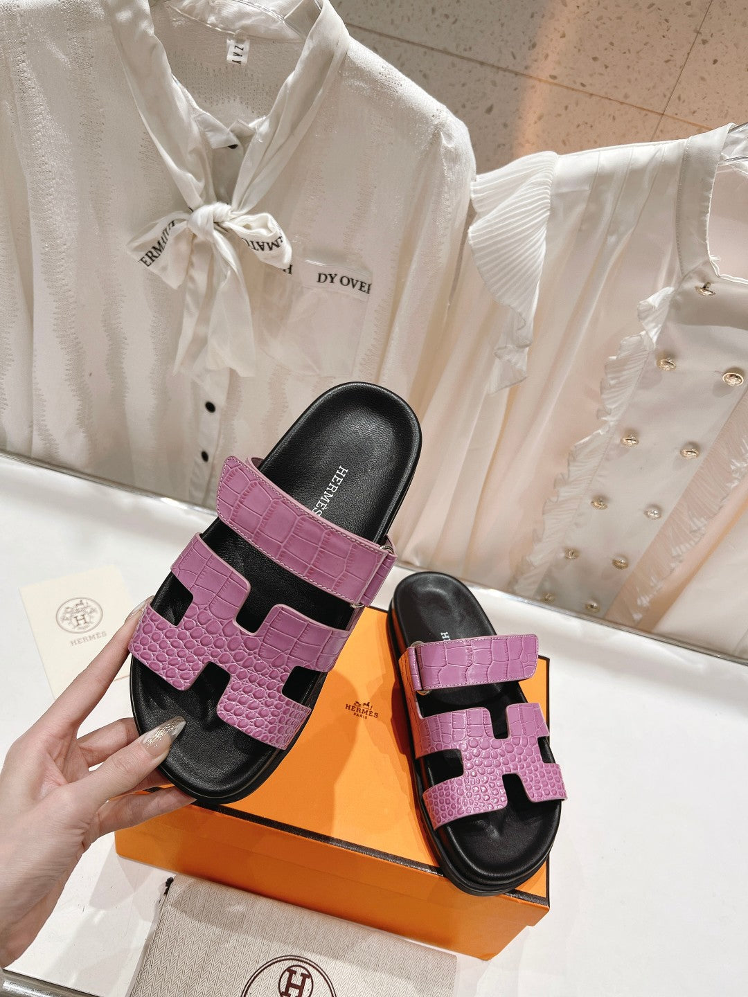 CHYPRE SANDAL BLACK AND LAVENDER LAMBSKIN