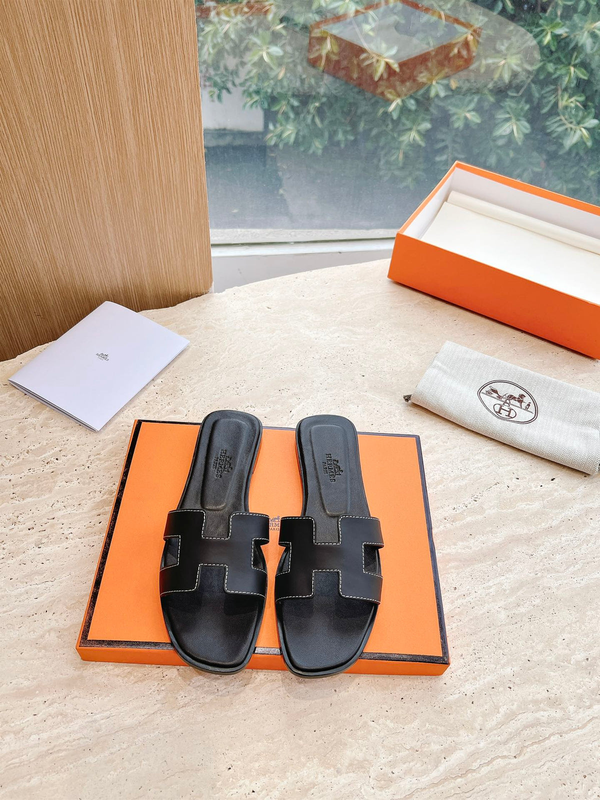 HM 25 Oran Sandal Black Calfskin