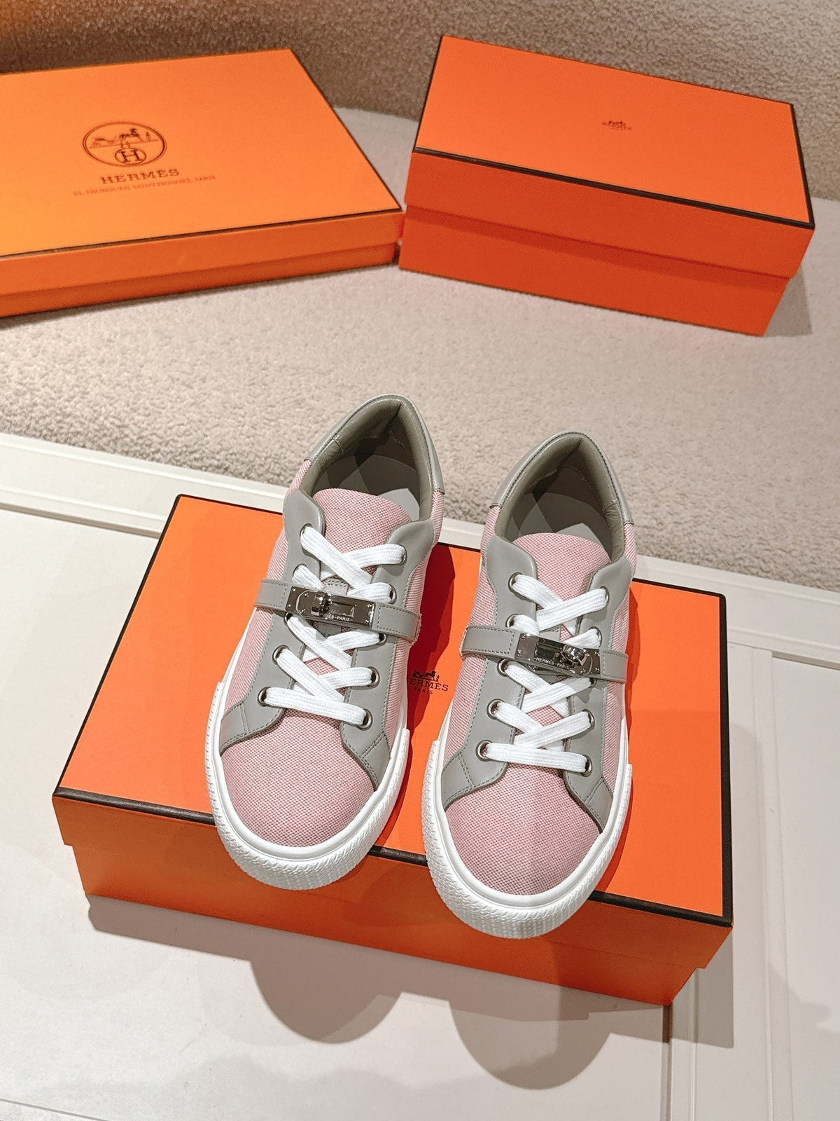 HM 25ss Kelly Buckle Sneakers Pink Gray Cowhide Canvas 577488