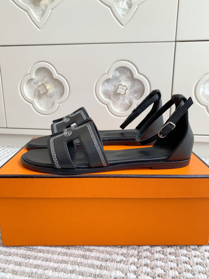 HM 25 Santorini Black Calfskin White Embroidery Thread