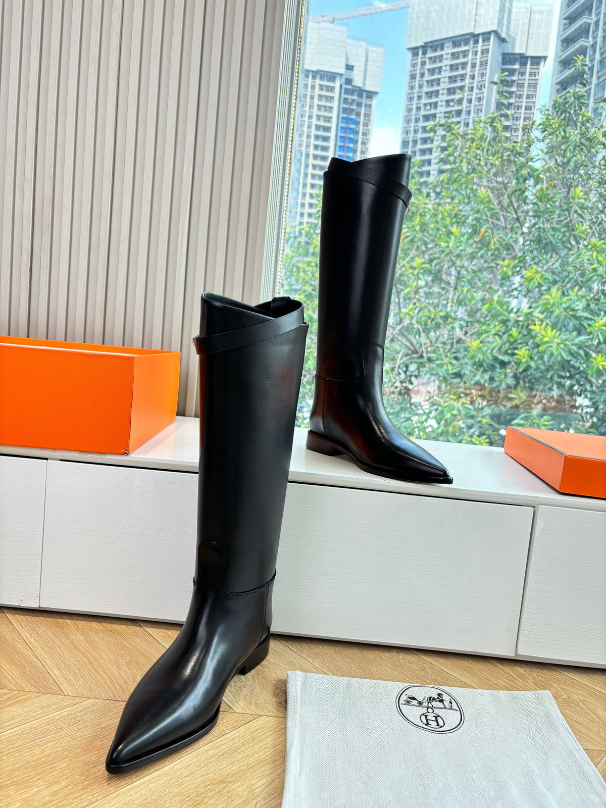 HM Lizy Boot Black Cowhide 548752