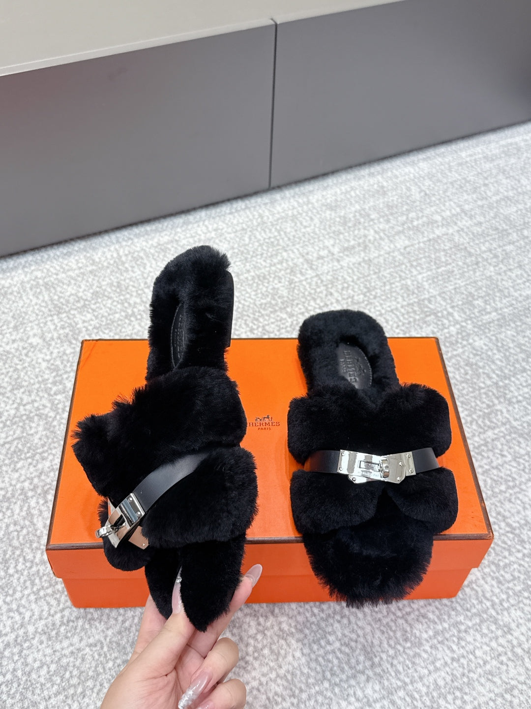 HM 25s H Shaped Slipper with Buckle Black Shearling 462196