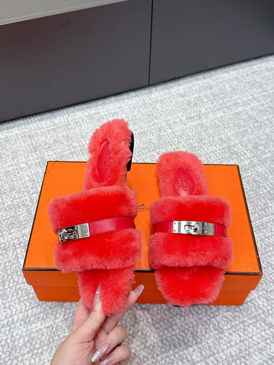 HM 25s Slipper with Buckle Red Fur 462200