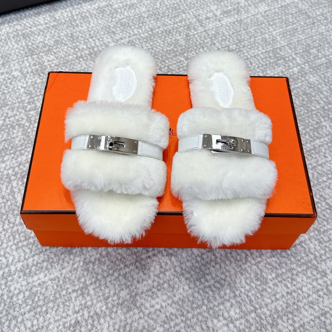 HM 25s Slipper with Buckle White Fur 462202