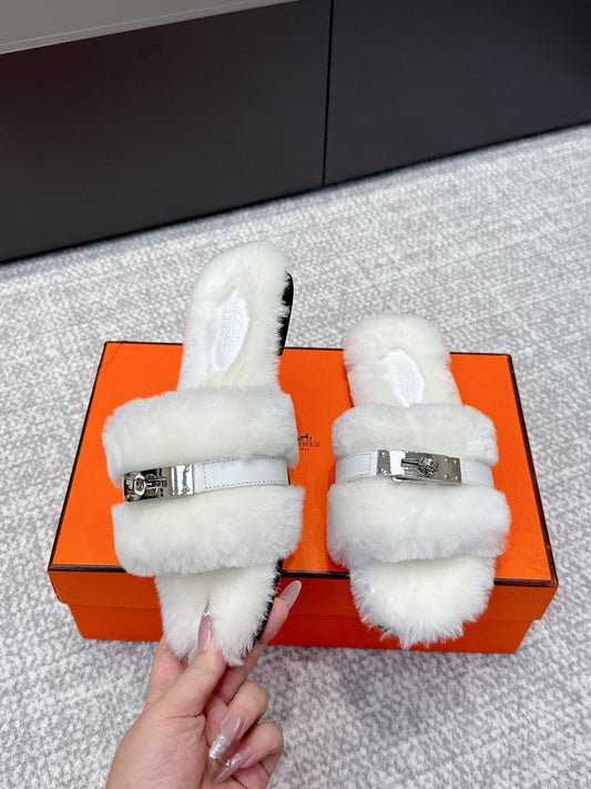HM 25s Slipper with Buckle White Fur 462202