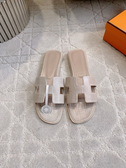 HM 26s Oran Sandal Taupe Alligator Embossed Leather 724325
