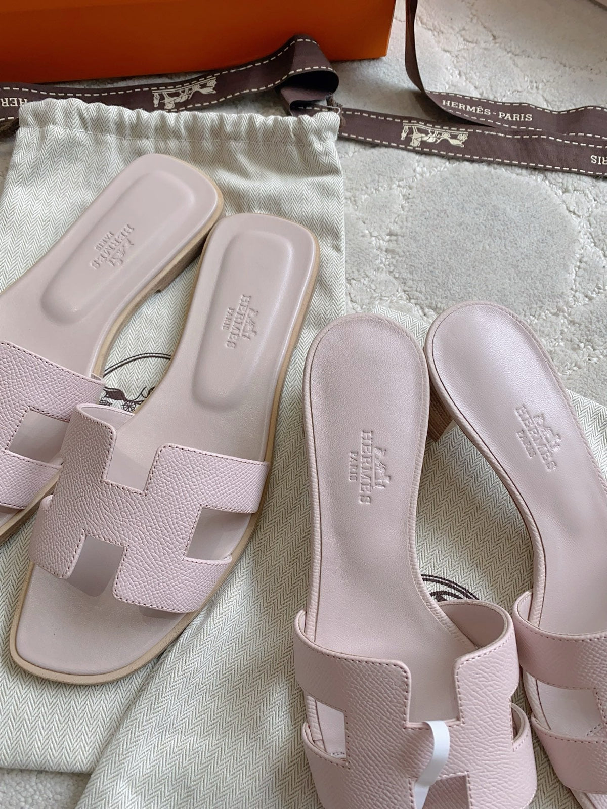 HM 26s Oran Sandal Silver Pink Espom Goatskin 724274
