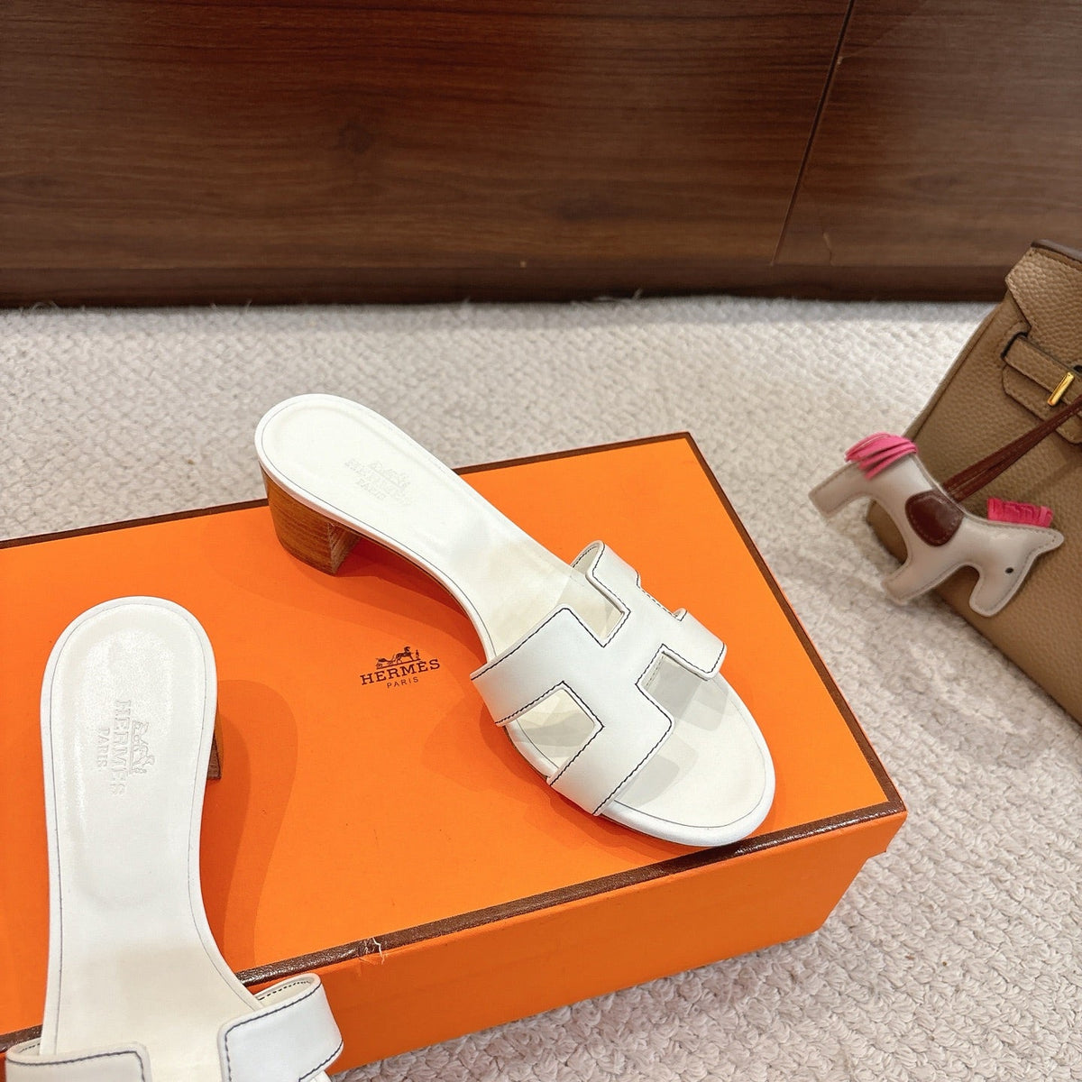 HM Oasis Sandals White Chisel Pattern Cowhide 544094