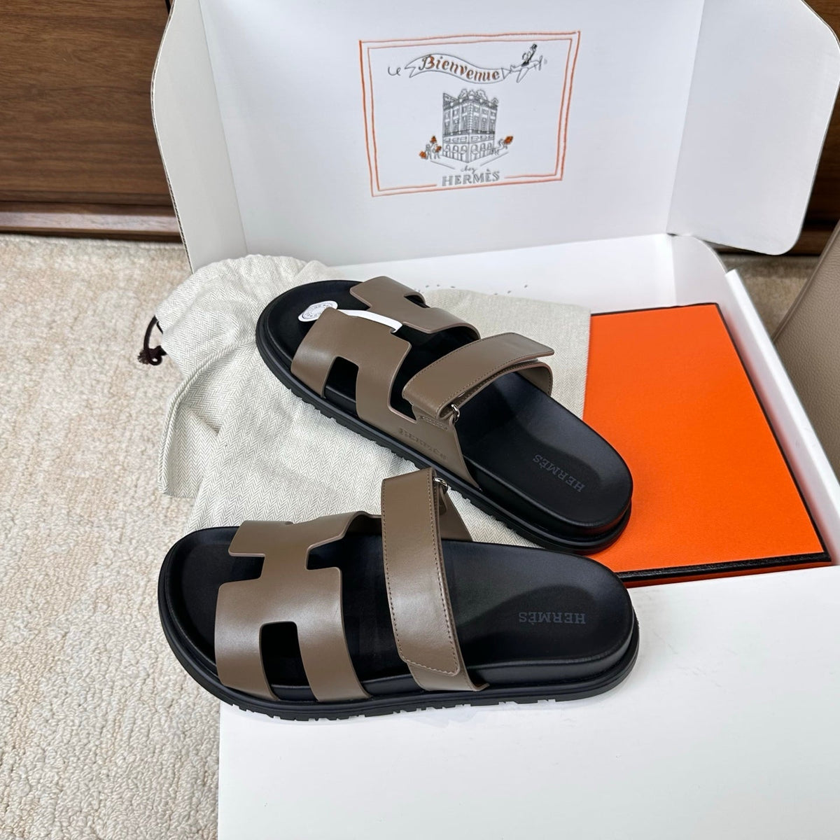 HM Chypre Sandal Taupe Black Leather 862406