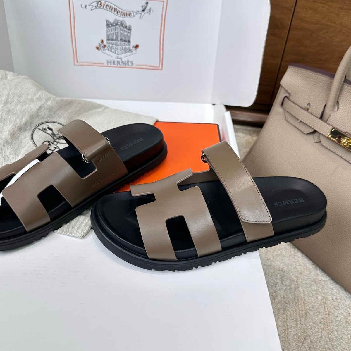 HM Chypre Sandal Taupe Black Leather 862406