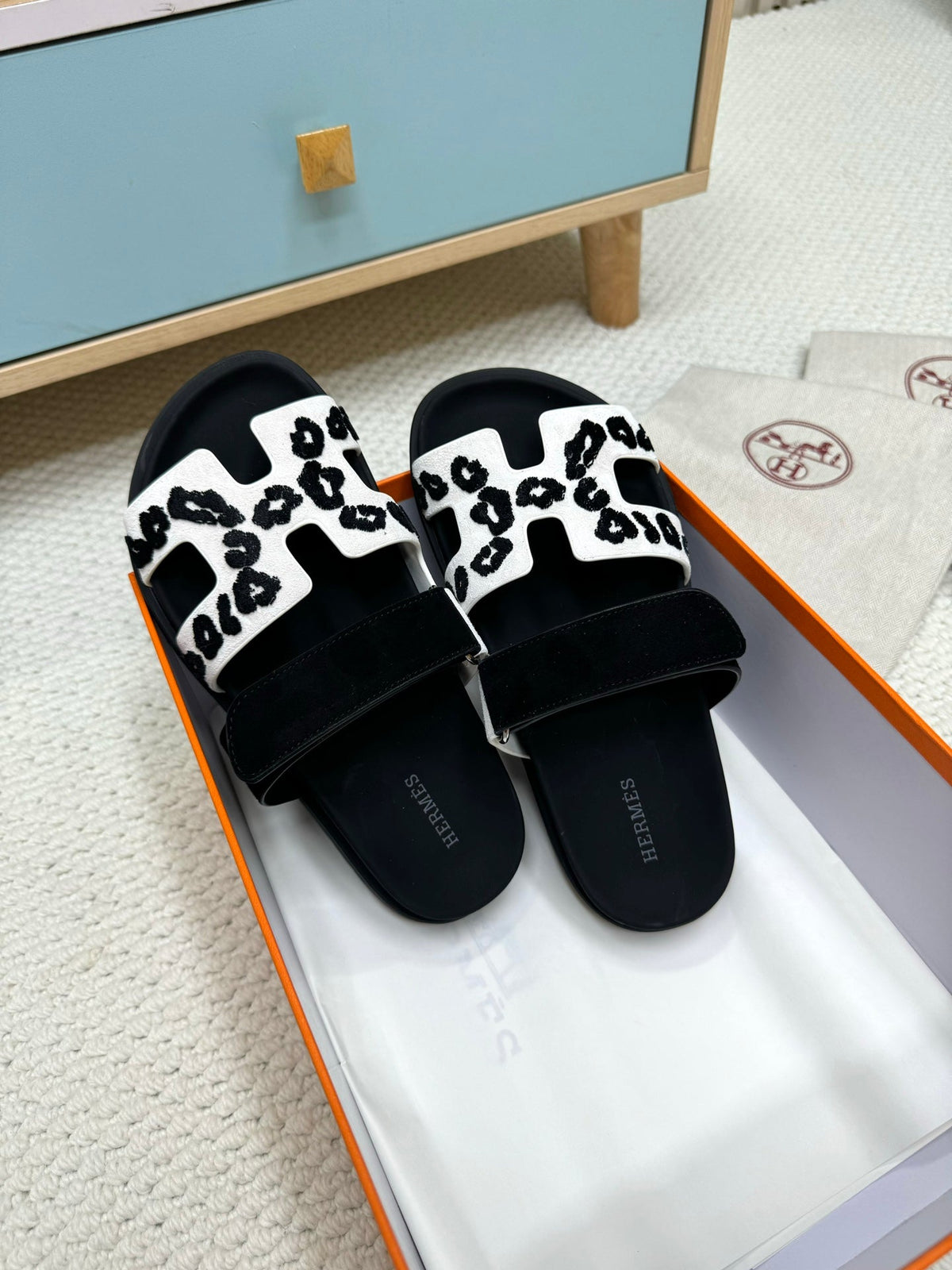 HM Chypre Sandal Black White Suede Wool Leather 618576