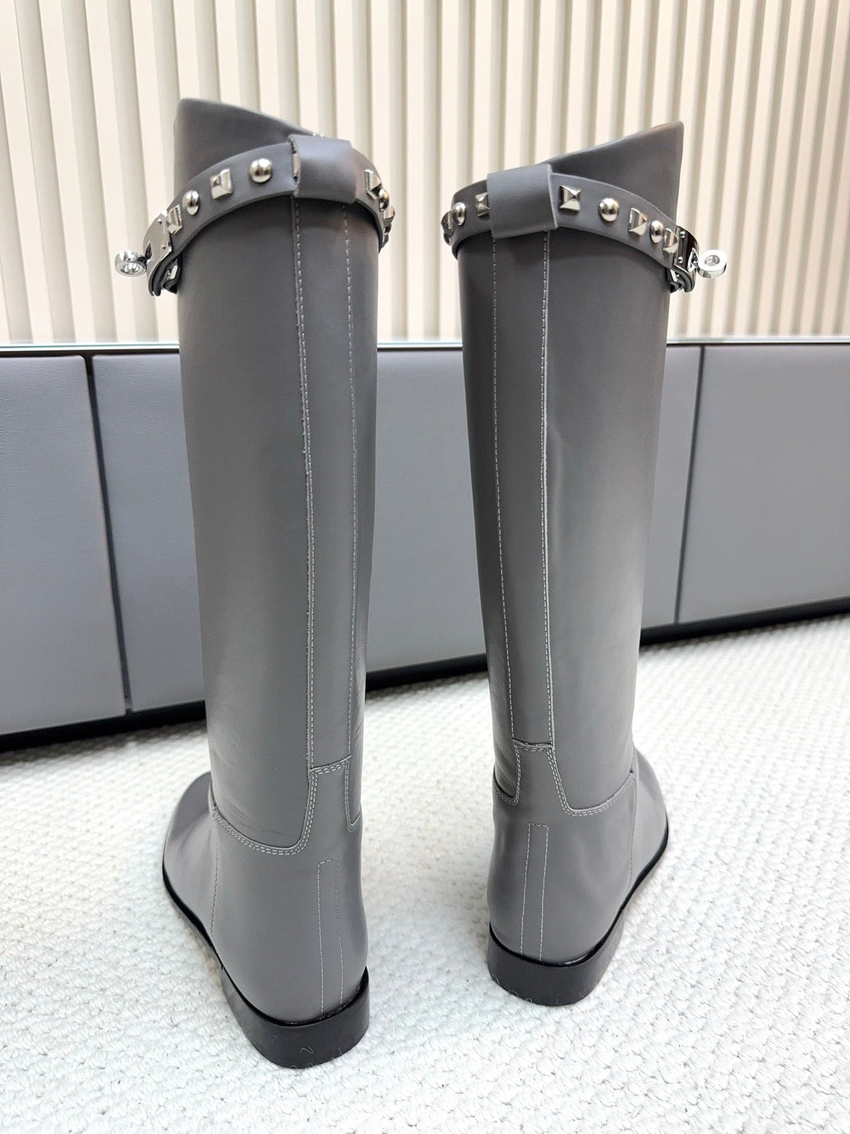 HM 25ss Kelly Buckle Riding Boots Gray Cowhide 576120