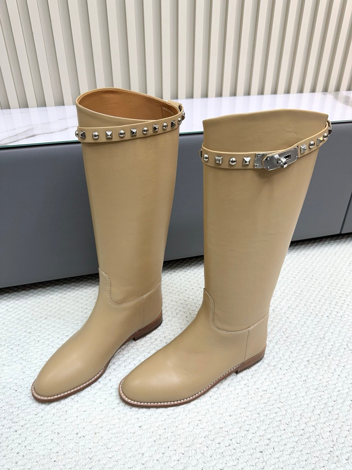 HM 25ss Kelly Buckle Riding Boots Dark Beige Cowhide 576122