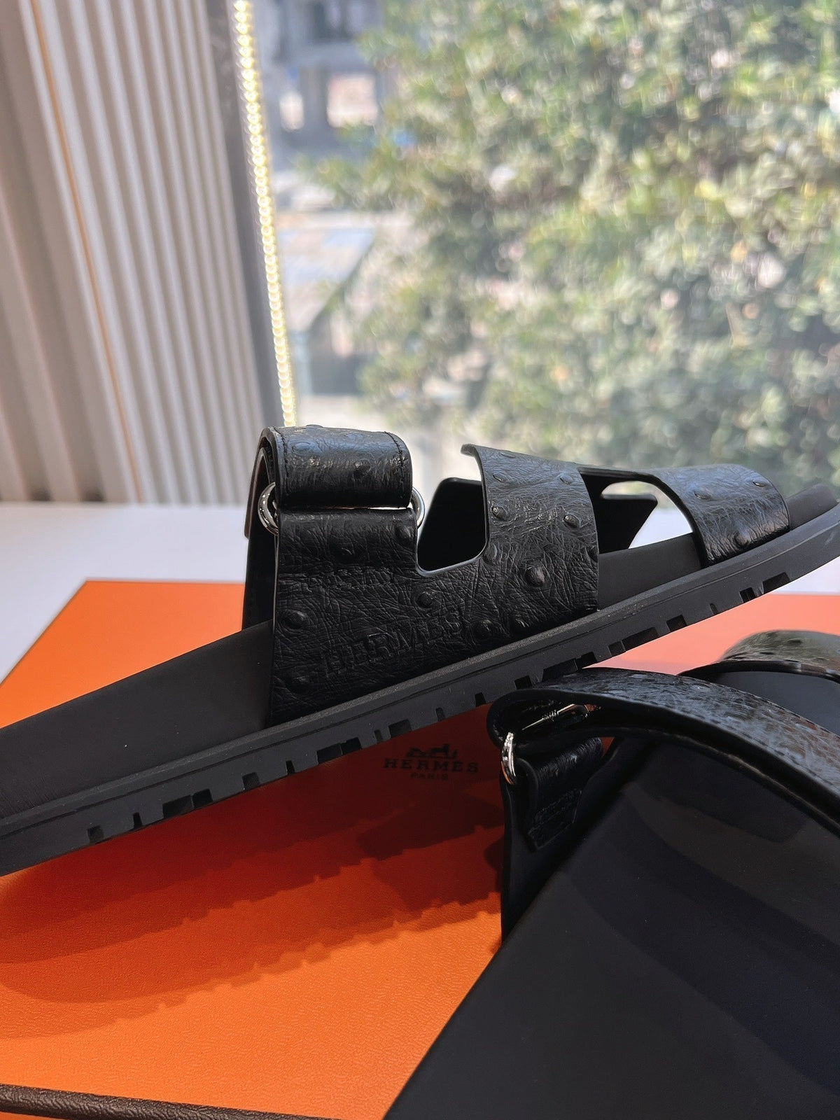 CHYPRE SANDAL IN BLACK GRAINED CALFSKIN