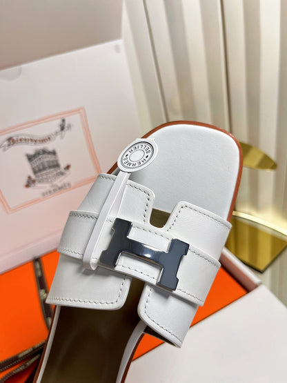 HM 26s Oran Sandals In White Calfskin Silver Hardware