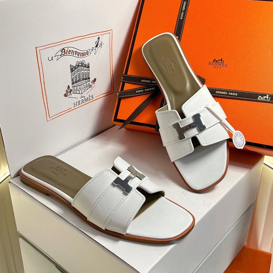 HM 26s Oran Sandals In White Calfskin Silver Hardware