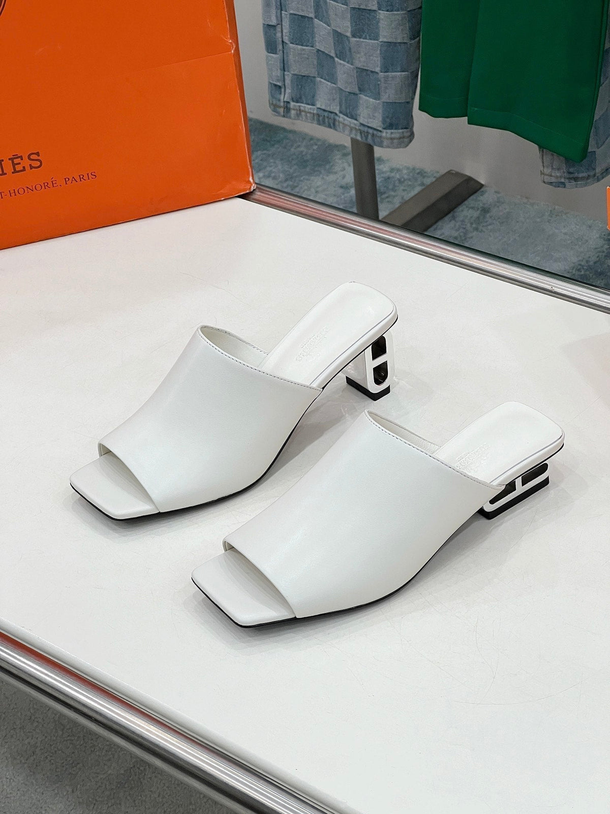HM Idole Sandal In White Calfskin