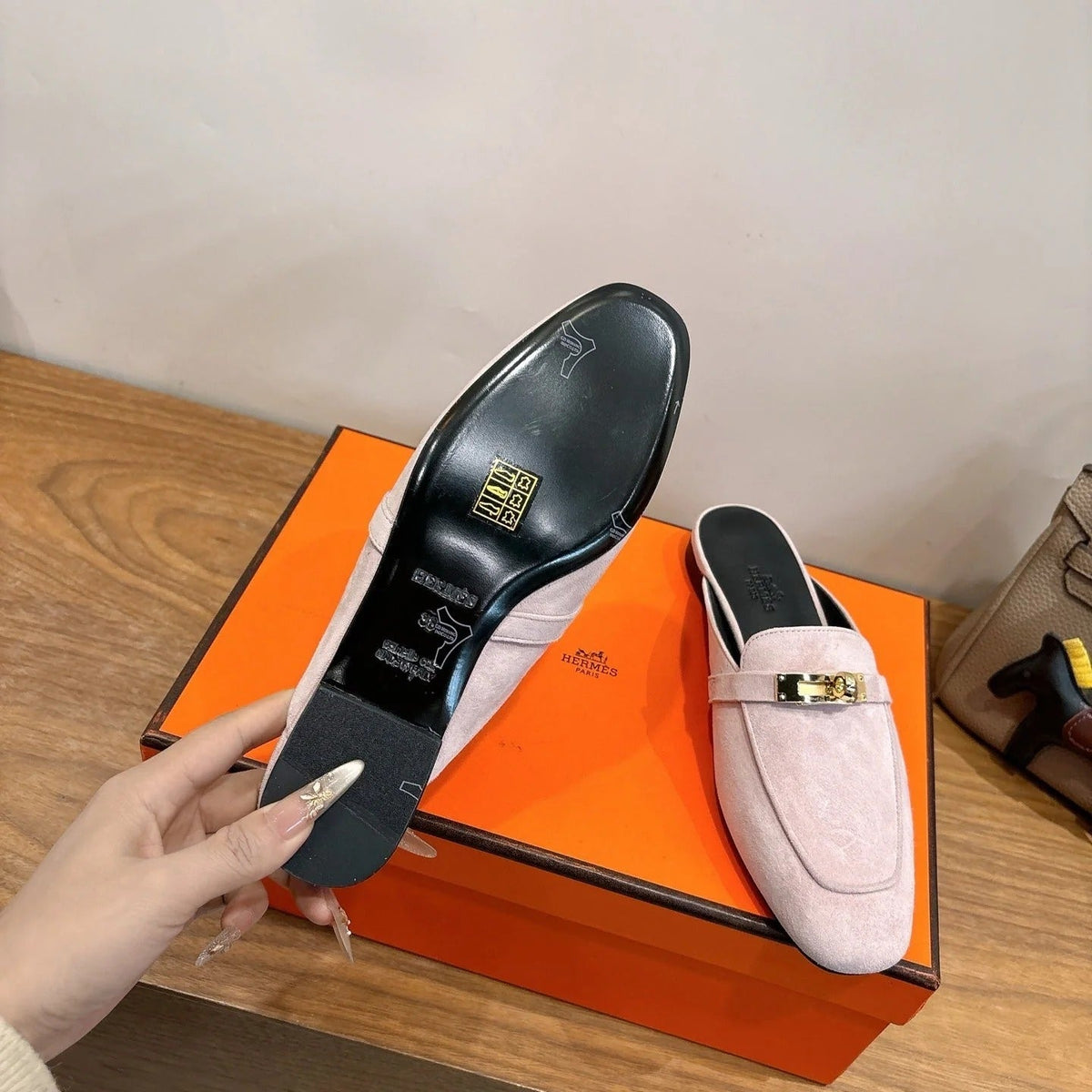 HM 26ss Mule Light Pink Black Suede Calfskin 638484