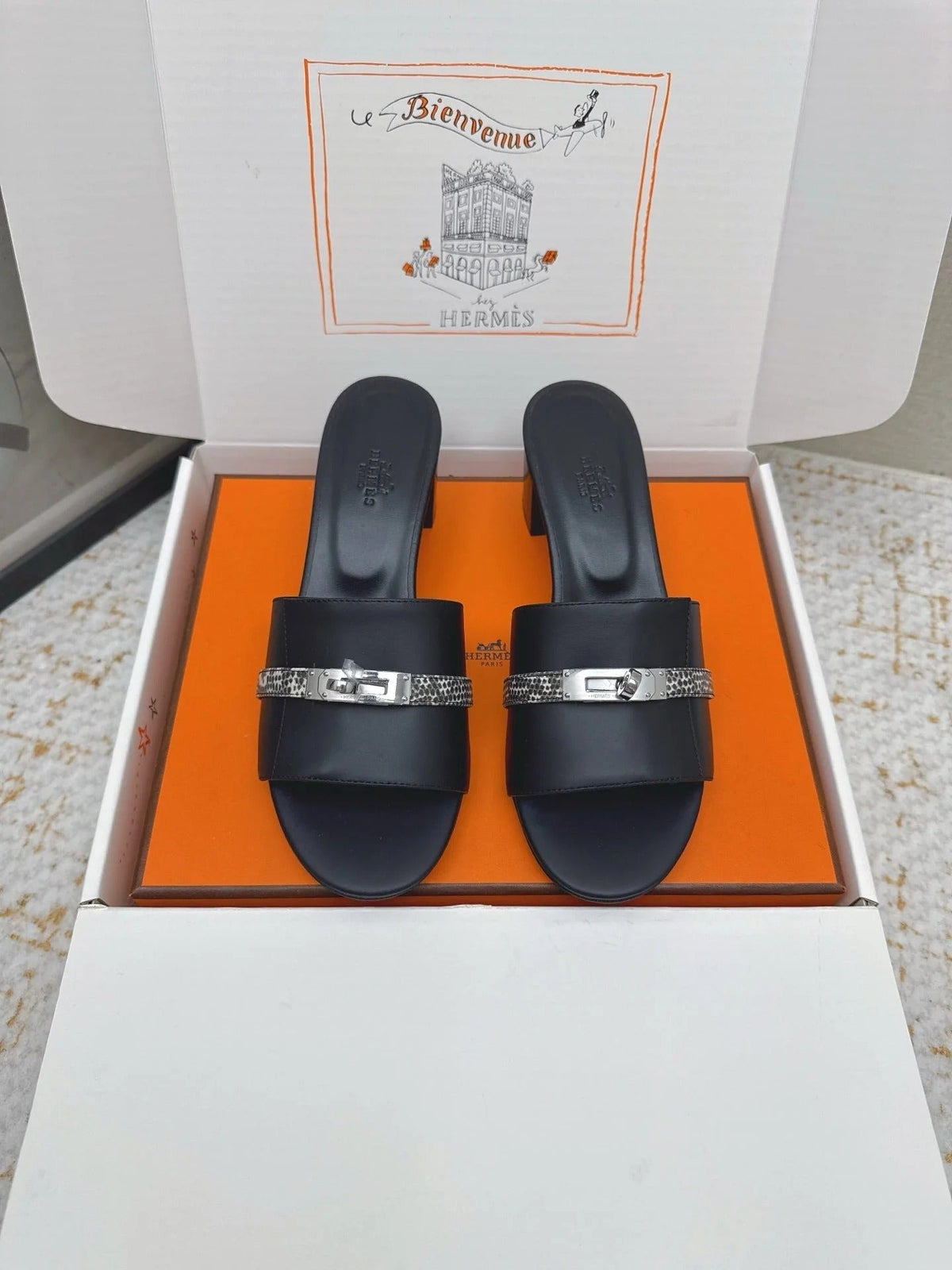 HM 26ss Oasis Sandals 50 Black Cowhide Sliver Buckle 625156