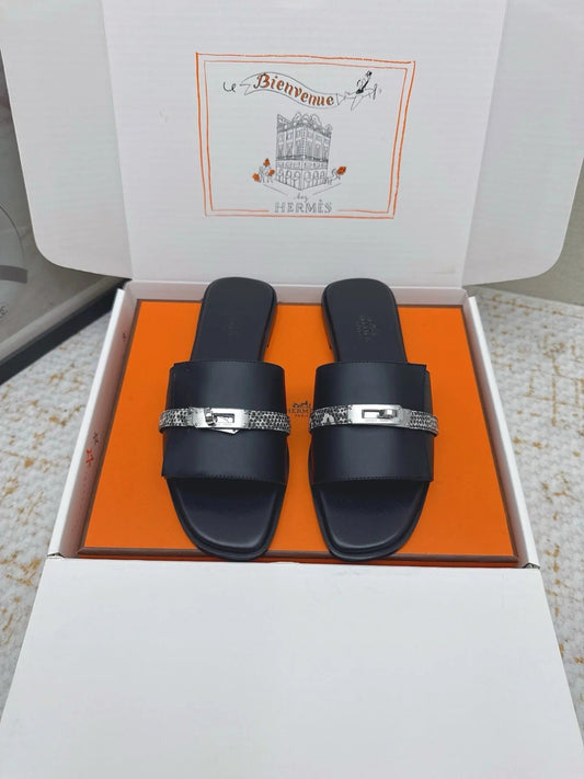 HM 26ss Slippers Black Cowhide Sliver Buckle 625153